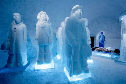 Deluxe_Suite_The_invisible_invincible_army_._Design_Nina_Hedman_Lena_Kristr_m._Photo_Asaf_Kliger._ICEHOTEL_425452